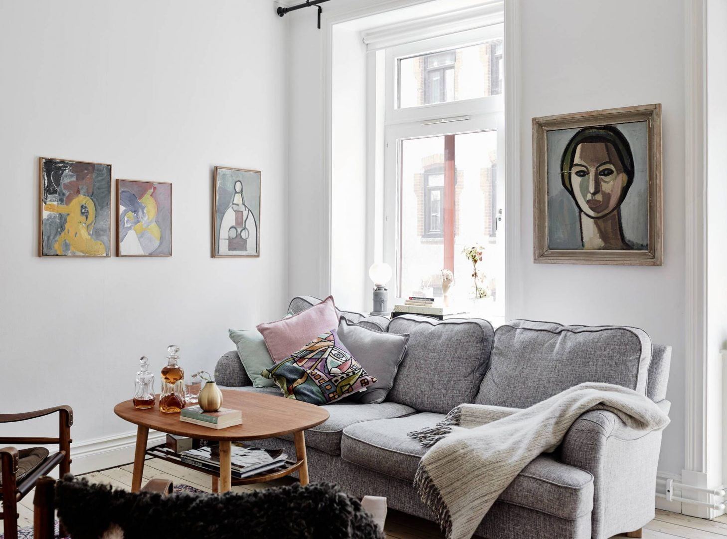 Come decorare la parete del divano: schemi e idee per il soggiorno - Art  Home - Giulia Grillo Architetto